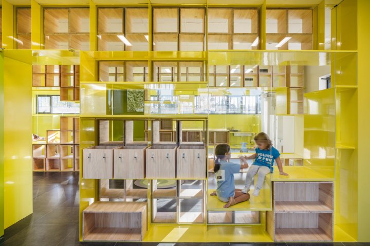 english-for-fun-rica-studio-interior-design-schools-spain_dezeen_2364_col_4